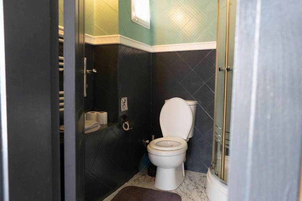 Authentic Flat Close To Istiklal Avenue Daire